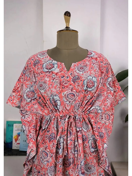 Kaftan-Kleid im Boho-Stil | Indischer Handdruck mit Mandy Pink Botanical | Atmungsaktiver, leichter Baumwollstoff, bequem, schicker Sommer-Look