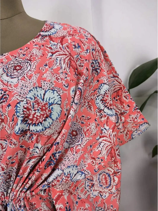 Robe Kaftan de style Boho | Indien imprimé à la main avec Mandy Pink Botanical | Tissu en coton léger et respirant, look d'été confortable et chic.