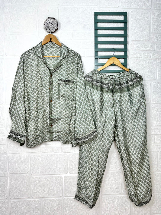 Langes Pyjama-Set aus recycelter Seide, leichte und atmungsaktive Pyjama-Nachtwäsche, nachhaltiges Pyjama-Nachtwäsche-Set für Mädchen, Ober- und Unterteil aus Seide, Geschenk für sie, schwarz-weiße Motive, Größe L/XL