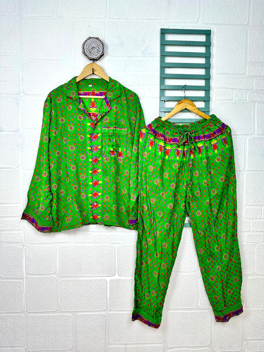 Langes Pyjama-Set aus recycelter Seide, leichte und atmungsaktive Pyjama-Nachtwäsche, nachhaltiges Pyjama-Nachtwäsche-Set für Mädchen, Ober- und Unterteil aus Seide, Geschenk für sie, schwarz-weiße Motive, Größe L/XL