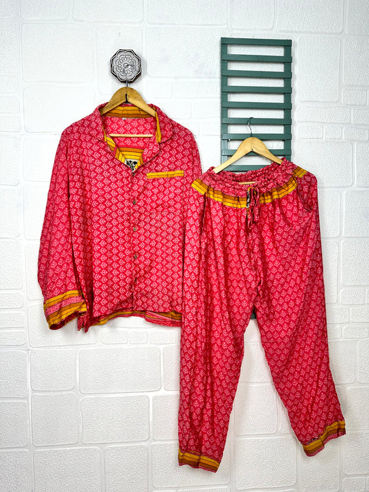 Langes Pyjama-Set aus recycelter Seide, leichte und atmungsaktive Pyjama-Nachtwäsche, nachhaltiges Pyjama-Nachtwäsche-Set für Mädchen, Ober- und Unterteil aus Seide, Geschenk für sie, schwarz-weiße Motive, Größe L/XL