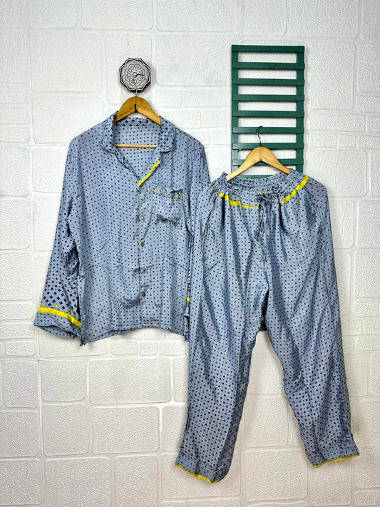 Langes Pyjama-Set aus recycelter Seide, leichte und atmungsaktive Pyjama-Nachtwäsche, nachhaltiges Pyjama-Nachtwäsche-Set für Mädchen, Ober- und Unterteil aus Seide, Geschenk für sie, schwarz-weiße Motive, Größe L/XL