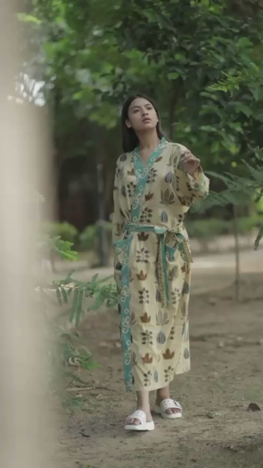 Women’s Floral Cotton Kimono Robe, Long Boho Loungewear with Pockets, One Size Lightweight Breathable Dressing Gown for Beach or Spa Outfit