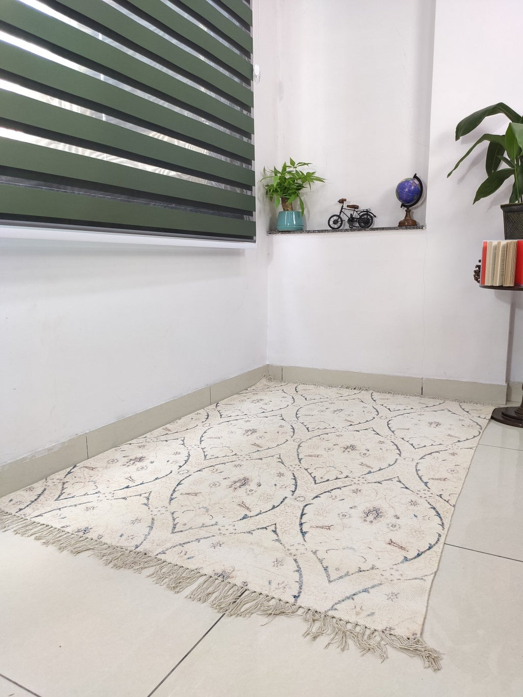 Cotton Dhurrie Rug in motif, 6 x 4 ft
