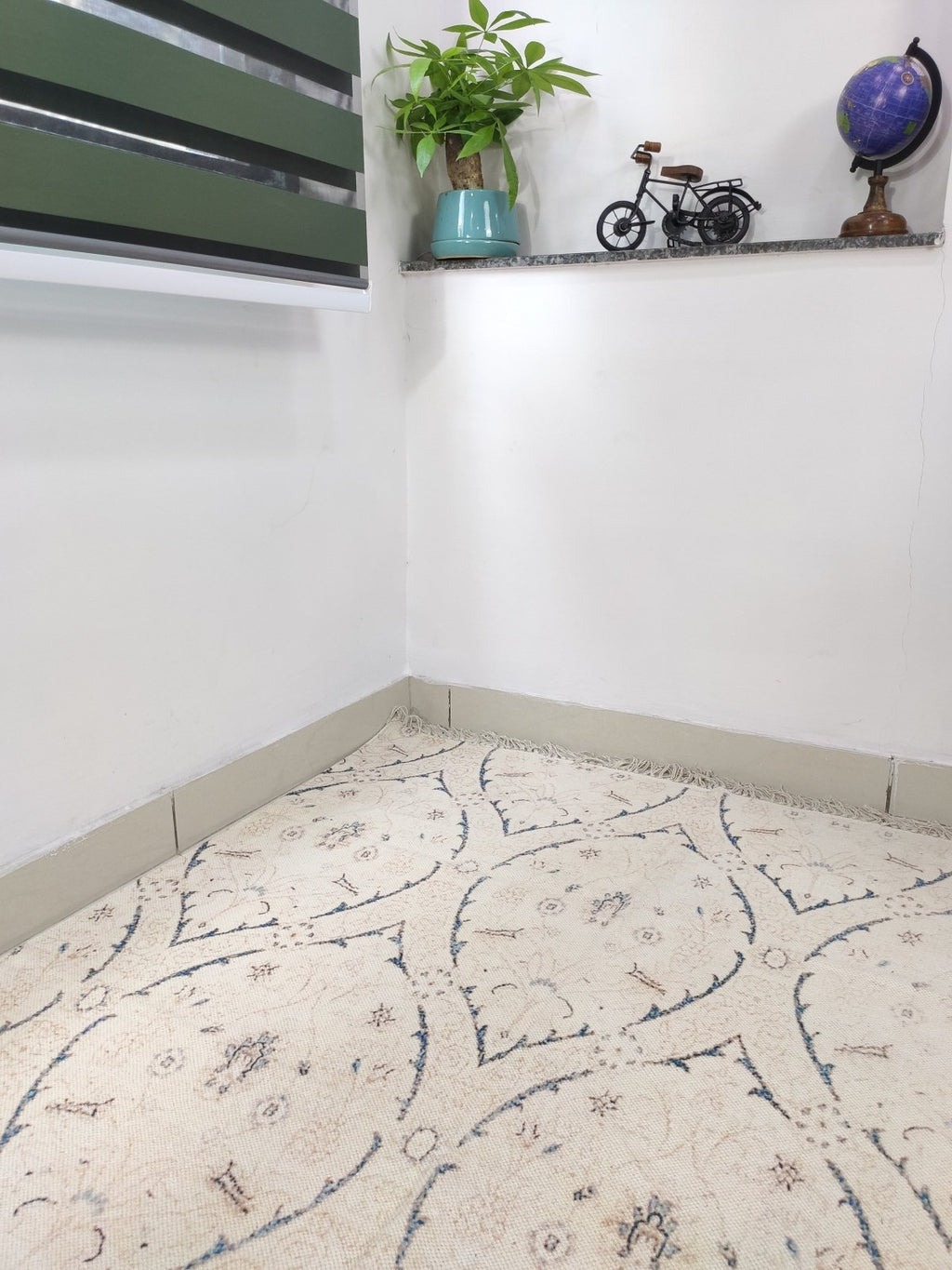 Cotton Dhurrie Rug in motif, 6 x 4 ft