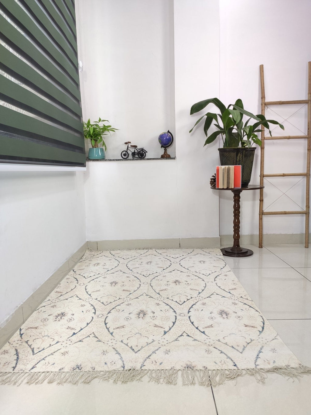 Cotton Dhurrie Rug in motif, 6 x 4 ft