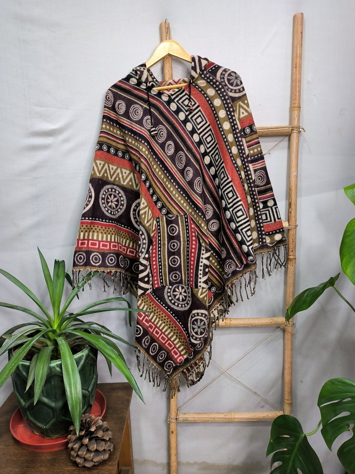 ジャケット・アウター evam eva yak wool poncho Yak Wool Blend Geometric Poncho with Hood and Pockets | Hand